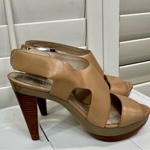 EUC Beige Michael Kors Platform Pump Sz 8 1/2